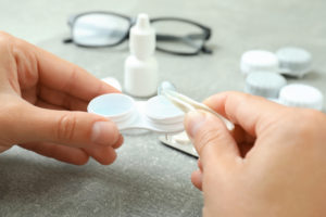 lens uit lenzendoosje halen