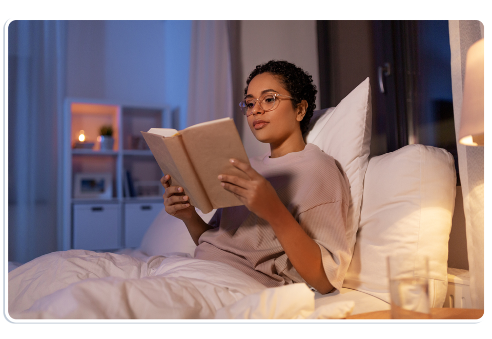 vrouw die leest in bed