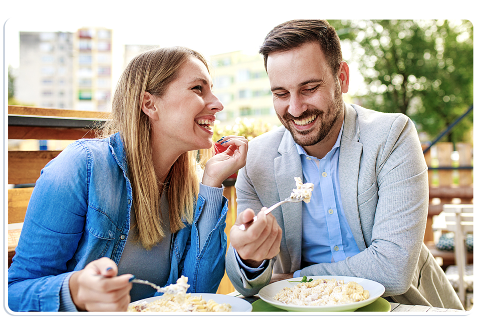 man en vrouw die lachen